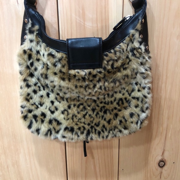 Chateau Women’s Leopard Print Purse. - Picture 12 of 12